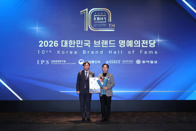 STLC 영업마케팅본부 손수홍 부사장(오른쪽)이 시상식에서 수상하고 있다