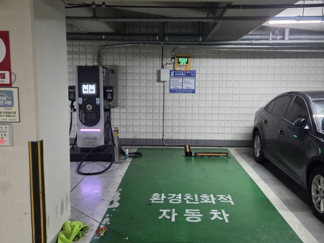 월계구민체육센터 지하주차장 전기차 충전구역에 설치된 전기차 화재 예방 시스템(사진=노원구시설관리공단)