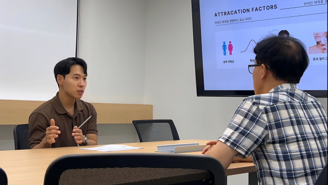 안면과 체형, 후보자의 정책 방향과 연출하고자 하는 이미지를 분석해 퍼스널 브랜딩을 진행하는 아웃핏코드의 컨설팅 모습