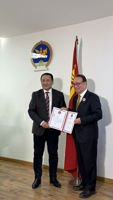 왼쪽부터 몽골 국가 과학기술혁신위원회 바트출룬 사무총장, 일신기독교선교회 인명진 이사장