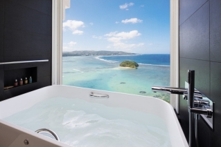 Victoria + Albert의 욕조로 새롭게 단장한 이그제큐티브 오션프론트 객실뷰