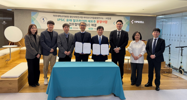 왼쪽부터 아주대학교의료원 홍선화 교수, 노현웅 교수, 손상준 교수, 홍창형 첨단의학연구부원장, 입셀 주지현 대표, 남유준 CTO(부사장), 김주련 이사, 전무상 차장이 기념 촬영을 하고 있다