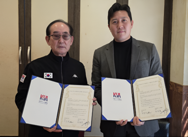 왼쪽부터 대전광역시 스키·스노보드협회 최재종 회장. 리턴 고건희 대표가 스폰서십 체결 후 기념사진을 촬영하고 있다