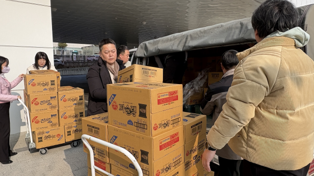 문화재 안내판 제작 업체 고담이 설 명절을 맞아 경기도시각장애인복지관에 시각장애인을 위한 라면 100박스와 온누리 상품권을 전달했다
