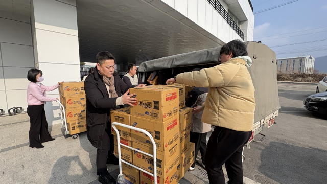 문화재 안내판 제작 업체 고담이 설 명절을 맞아 경기도시각장애인복지관에 시각장애인을 위한 라면 100박스와 온누리 상품권을 전달했다