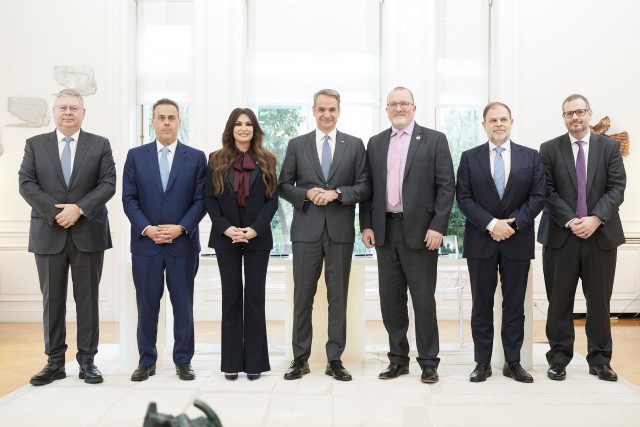 왼쪽부터 안드레아스 시아미시스(Andreas Shiamishis) 헬레닉 에너지 최고경영자, 스타브로스 파파스타브루(Stavros Papastavrou) 환경에너지부 장관, 킴벌리 앤 길포일(Kimberly Ann Guilfoyle) 주그리스 미국 대사, 키리아코스 미초타키스(Kyriakos Mitsotakis) 그리스 총리, 개빈 루이스(Gavin Lewis) 셰브론 글로벌 뉴 벤처 부사장, 아리스토파니스 스테파토스(Aristofanis Stefatos) 그리스 탄화수소·에너지자원 관리공사 최고경영자, 니코스 차포스(Nikos Tsafos) 환경에너지부 차관