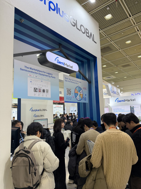 ‘세미콘 코리아 2026’ 서플러스글로벌 부스를 찾은 방문객들이 세미마켓 현장가입 이벤트에 참가하고 있다