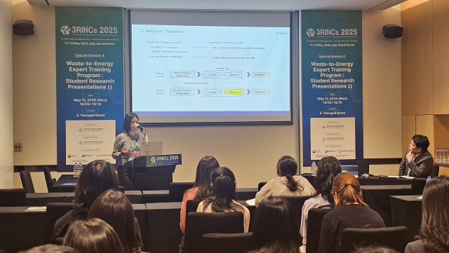 3RINCs 2025와 연계한 성과교류회에서 특성화대학원 학생들이 연구 성과를 발표하고 있다(제공=한국폐자원에너지기술협의회)