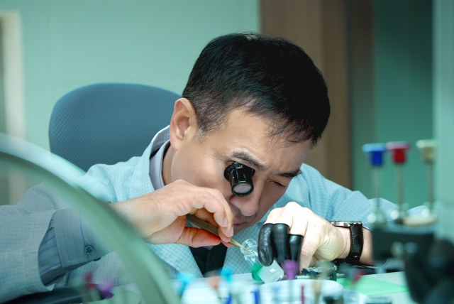 하이시간 강남 서비스센터의 워치메이커가 시계를 수리하고 있다