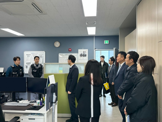 윤창렬 국무조정실장이 현장의 애로사항을 청취하고 있다