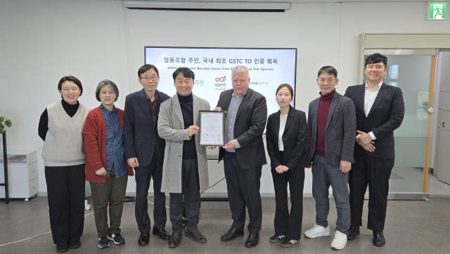 협동조합 주인 노재정 이사장(가운데 왼쪽), 컨트롤유니온 APAC 총괄 Dirk Teichert 지사장(가운데 오른쪽)을 비롯한 양사 관계자들이 인증서 수여식에서 기념사진을 촬영하고 있다