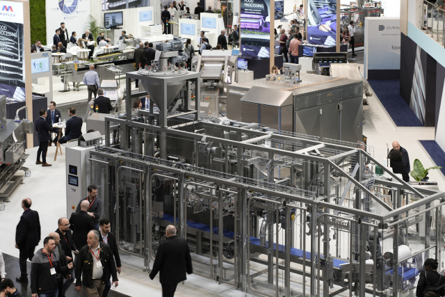 interpack 현장에서는 기계 및 생산라인이 실시간으로 가동되며, 방문객들은 설비를 직접 확인하고 테스트할 수 있다