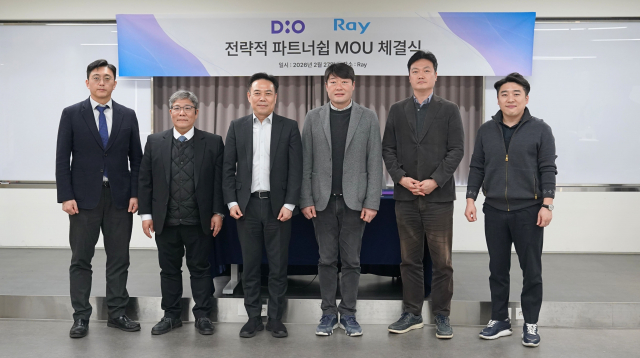 글로벌 임플란트 전문기업 디오(대표 김종원·이하 디오)가 지난 27일 CT 등 영상 진단 의료장비 전문기업 레이와 글로벌 시장 확대를 위한 전략적 업무 협약(MOU)을 체결했다고 밝혔다. 왼쪽부터 디오 강동현 부장, 디오 김홍 본부장, 디오 김종원 대표, 레이 이상철 대표, 레이 안홍규 법인장, 레이 김요한 전무