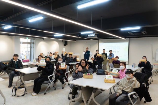 2026 도시재생 현장학교 프로그램 참여자들이 기념 촬영을 하고 있다