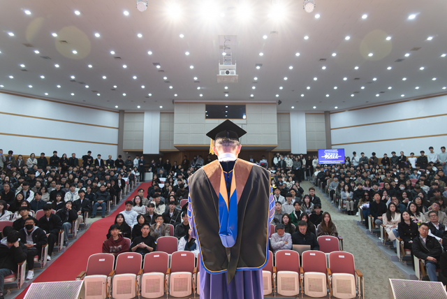 한국항공대 허희영 총장이 2월 27일 교내 대강당에서 열린 2026학년도 입학식에서 환영사를 하고 있다