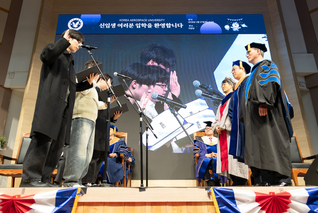 2026학년도 한국항공대 신입생 대표들이 입학식에서 학칙 준수와 학업 정진을 다짐하는 선서를 하고 있다