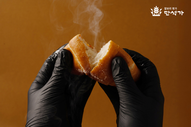 찰보리와 쌀로 반죽해 쫄깃한 식감이 매력적인 ‘찰보리소금빵’