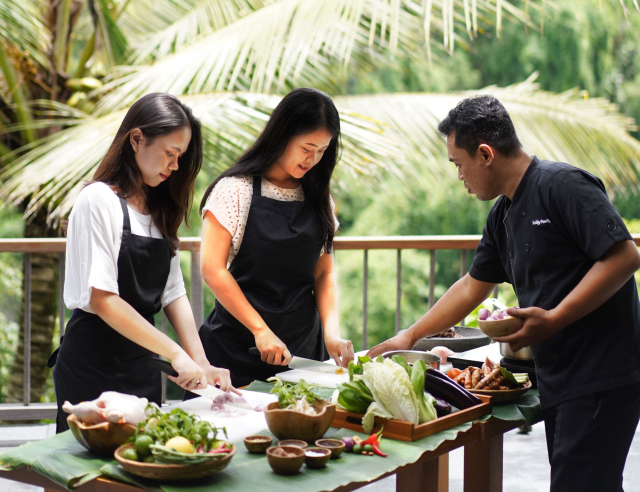 셰프와 함께 완성하는 발리 전통 요리 6종과 테라스 런치 타임