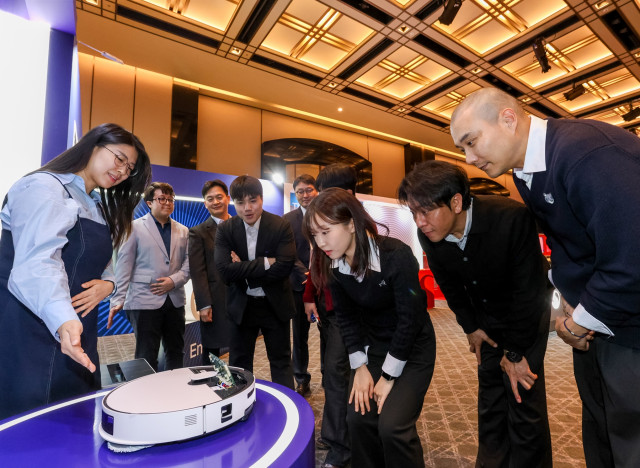 20일 그랜드 하얏트 서울 호텔에서 열린 주한미국상공회의소(AMCHAM, 암참) 연례행사에서 삼성전자 직원이 참석자들에게 2026년형 ‘비스포크 AI 스팀’의 특장점을 소개하고 있다