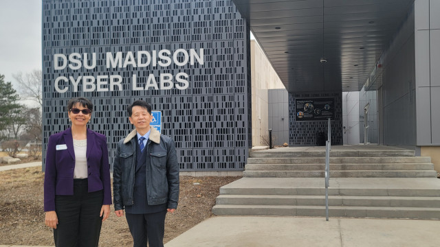 왼쪽부터 다코타주립대학교 메리 벨 비컴 컴퓨터·사이버과학대학 학장, 서울미디어대학원대학교 한희 총장