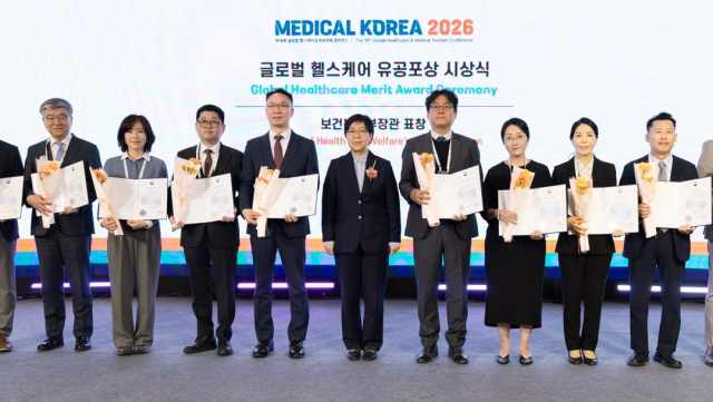 2026 메디컬코리아 글로벌 헬스케어 유공포상 수상자들이 3월 19일 서울 코엑스 아셈볼룸에서 열린 시상식에서 기념촬영을 하고 있다. VIP성형외과 이명주 원장(오른쪽 첫번째)이 수상자로 함께했다