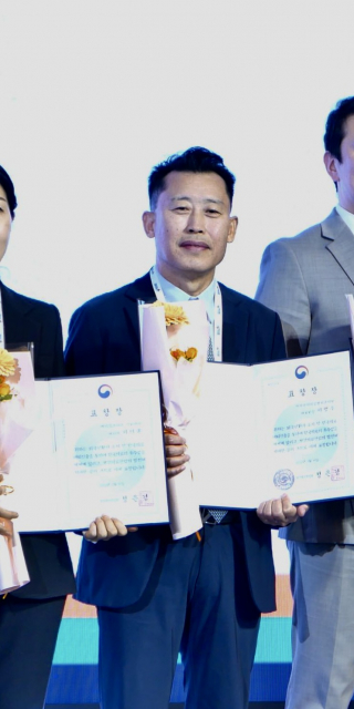 VIP성형외과 이명주 대표원장이 ‘2026 메디컬코리아 글로벌 헬스케어 유공포상 시상식’에서 보건복지부 장관표창을 수상한 후 표창장을 들고 기념촬영을 하고 있다