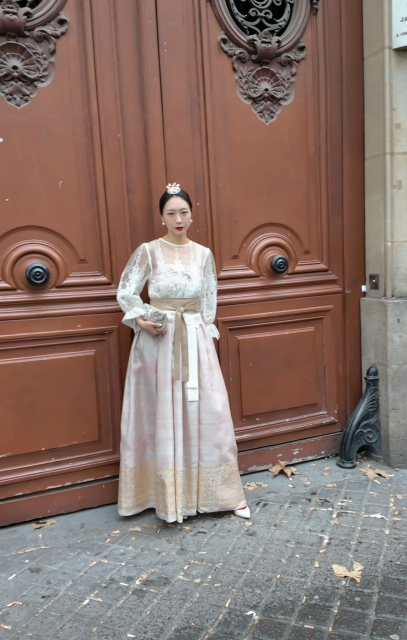 전통 한복의 조형미를 하이패션 감성으로 재해석한 지암바티스타 발리 스타일링