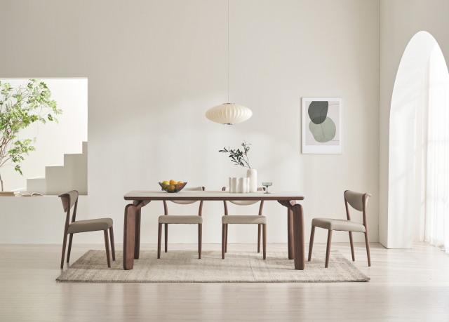 본톤 프리미엄 라인 CDT-880 이탈리아 세라믹 식탁 세트는 풍부한 곡선형 다리 디자인이 돋보이는 모델이다. 유려하게 이어지는 곡선 구조는 북미산 월넛 원목 특유의 깊고 입체적인 무늬결을 더욱 강조하며, 이탈리아 LAMINAM 12mm 포세린 세라믹 상판과 조화를 이루어 부드러우면서도 존재감 있는 균형감을 완성한다. 조형미와 소재의 풍성한 표정이 어우러진 프리미엄 다이닝 테이블이다