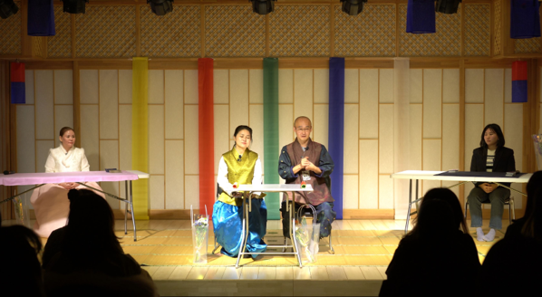 운톡닷컴이 주최한 &lsquo;신과함께 시즌3&rsquo; 행사에서 무당과 타로 전문가 4인이 무대에 올라 참석자(팬)들과 신년 고민을 나누는 &lsquo;무엇이든 물어보살&rsquo; 토크쇼를 진행하고 있다