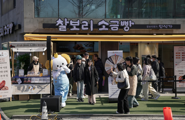 경주 찰보리소금빵 캐릭터 ‘쫀독이’와 방문객들