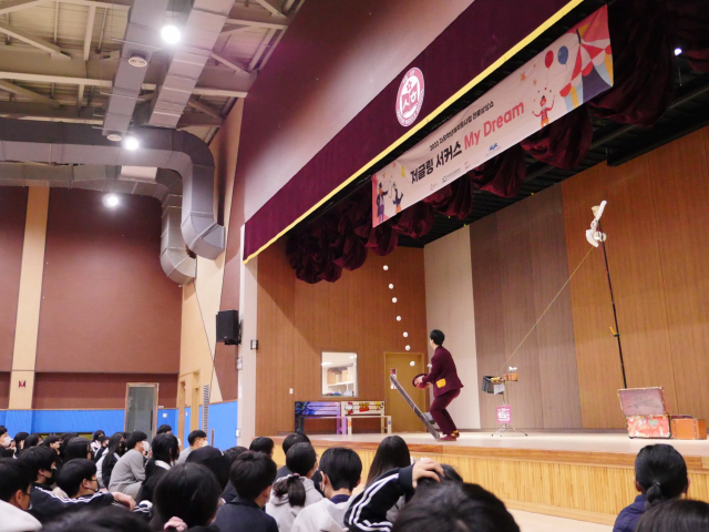 1부 더해프닝쇼에서 아이들이 저글링공 7개를 한번에 받는 서커스를 관람하고 있다