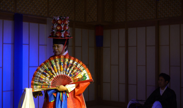 아이돌 콘서트를 방불케 하는 열기. 무당 수연당이 화려한 전통 의상을 입고 대중의 액운을 막는 축원의식과 역동적인 ‘신명놀이’ 퍼포먼스를 선보이고 있다