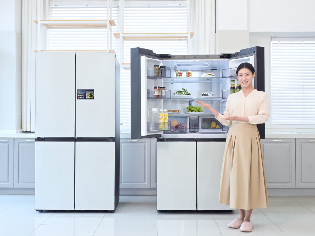 삼성전자 모델이 AI 기반의 고도화된 식재료 관리 기능을 제공하는 2026년형 ‘비스포크 AI 패밀리허브’ 냉장고를 소개하고 있다
