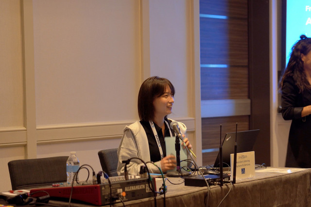 행복나눔재단 곽예솔 매니저가 ‘CSUN ATC 2026’ 세션에서 점자 학습 장난감 ‘슬라이닷’을 소개했다