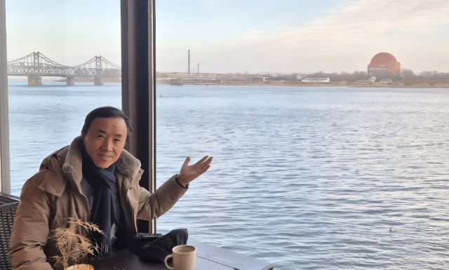 압록강 하구 단둥의 카페에서 건너편 신의주를 바라보는 저자 박원호