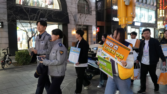 강남구중독관리통합지원센터와 서울강남경찰서 여성청소년과, 사단법인 답콕(DAPCOC)이 강남구 압구정로데오역 일대에서 청년 마약 중독 예방 및 인식 개선 캠페인 ‘약한 건 너답지 않아’를 진행했다