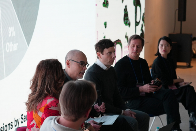 도시의 생태적 전환과 건축의 역할에 대해 대담을 나누고 있는 심포지엄 참가자들