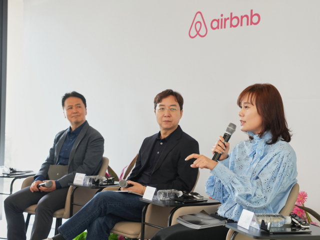 에어비앤비 ‘대한민국 방방곡곡: 지역에 머물게 하는 공간·콘텐츠·사람’ 비전포럼에 참석한 패널 3인. 왼쪽부터 양경수 한국관광공사 국민관광본부장, 유현준 건축가, 서가연 에어비앤비 코리아 컨트리 매니저