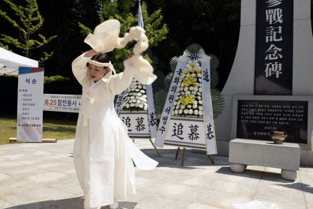 이희숙 보유자의 위령무 공연