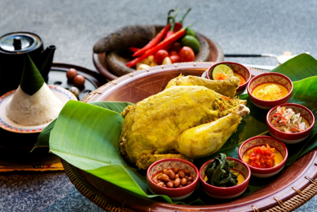 발리 전통 요리 ‘아얌 베뜌뜌(Ayam Betutu)’가 녜피 2026 특전으로 제공된다