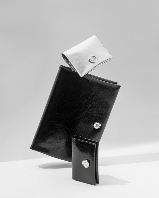 신규 출시된 커먼누보 ‘글로시 카드지갑’. 커먼누보의 베스트셀러인 ‘글로시 북커버(가운데)’의 디자인 요소를 반영했으며 블랙과 실버 두 가지 컬러로 구성돼 있다