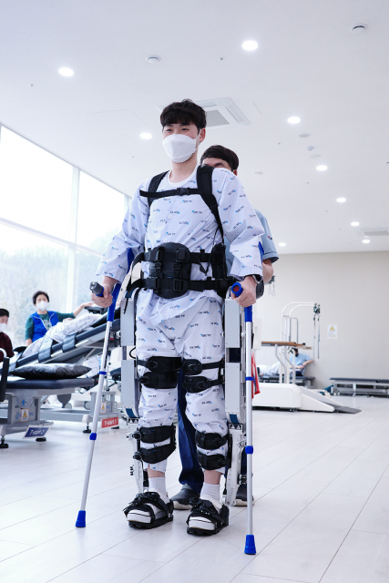 웨어러블 보행 재활로봇 ‘EA2PRO’를 활용해 환자 상태에 맞춘 보행 훈련과 기능 회복 치료가 진행된다