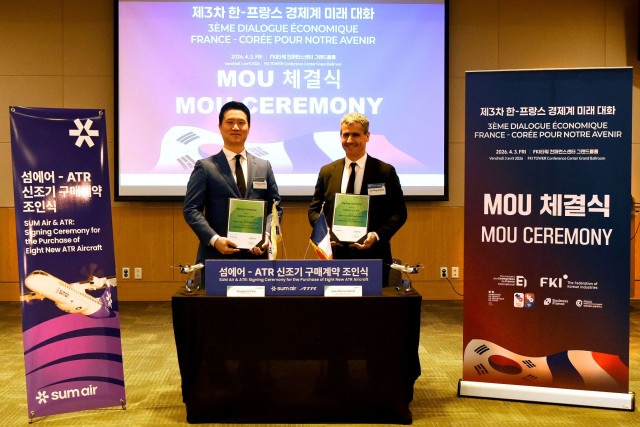 4월 3일 여의도 FKI타워에서 열린 한-프랑스 수교 140주년 기념 ‘제3차 한-프랑스 경제계 미래대화’에서 진행된 ‘섬에어-ATR 신조기 구매계약 조인식’에서 섬에어 최용덕 대표와 ATR 장 피에르 클레르상(Jean-Pierre CLERCIN) 대표가 포즈를 취하고 있다