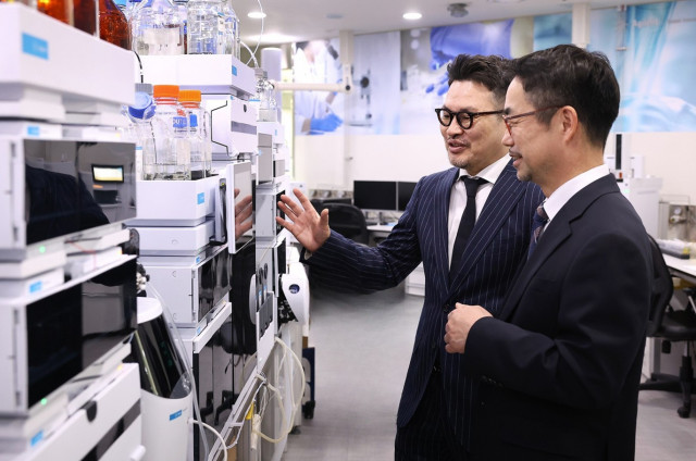 왼쪽부터 박종배 오믹스AI 최고기술책임자와 강현후 한국애질런트테크놀로지스 대표가 서울에 위치한 애질런트의 Center of Excellence에서 함께 하고 있다