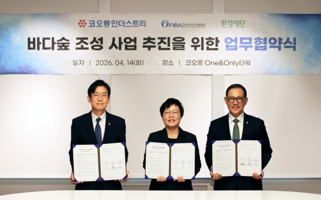 ‘바다숲 조성 사업 업무협약식’ 기념사진(왼쪽부터 한국수산자원공단 김종덕 이사장, 환경재단 이미경 대표, 코오롱인더스트리 허성 대표)