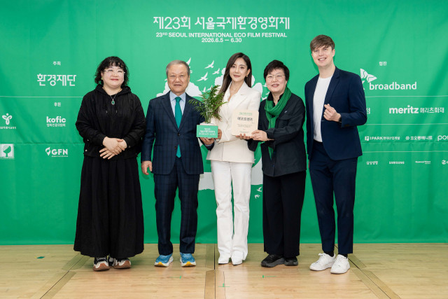 21일 서울 중구 환경재단 레이첼카슨홀에서 열린 제23회 서울국제환경영화제 기자 간담회에서 주요 참석자들이 기념촬영을 하고 있다. 왼쪽부터 장영자 프로그래머, 최열 조직위원장(환경재단 이사장), 에코프렌즈 가수 바다, 이미경 공동집행위원장(환경재단 대표), 사회자 줄리안 퀸타르트(출처: 환경재단)