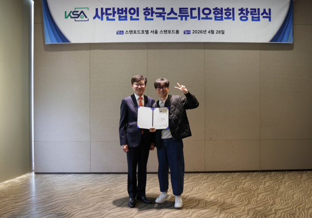 영화 ‘왕과 사는 남자’ 장항준 감독이 한국스튜디오협회 고문 위촉장을 받은 후 이호성 협회장과 기념사진을 찍고 있다