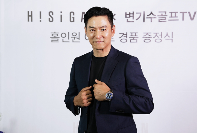 홀인원 이벤트 경품으로 하이시간으로부터 ‘롤렉스 서브마리너’를 증정 받은 배우 주진모가 기념사진을 촬영하고 있다