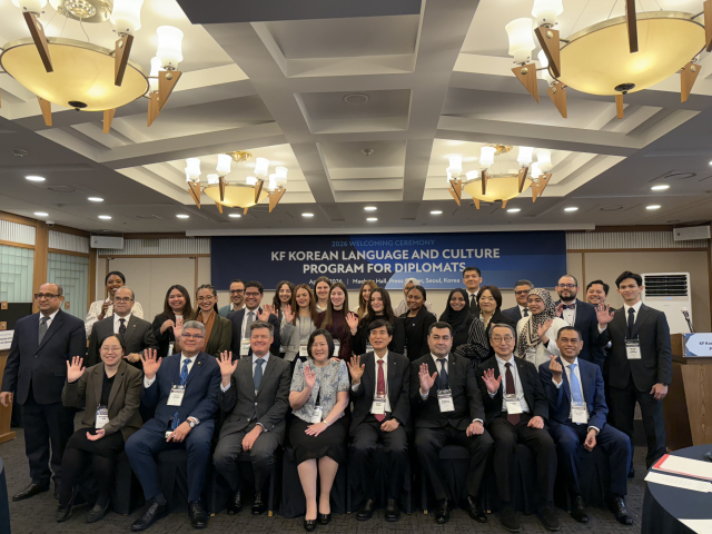 4월 6일 ‘2026 KF 외교관 한국언어문화연수’ 환영식에서 참석자들이 기념사진을 촬영하고 있다