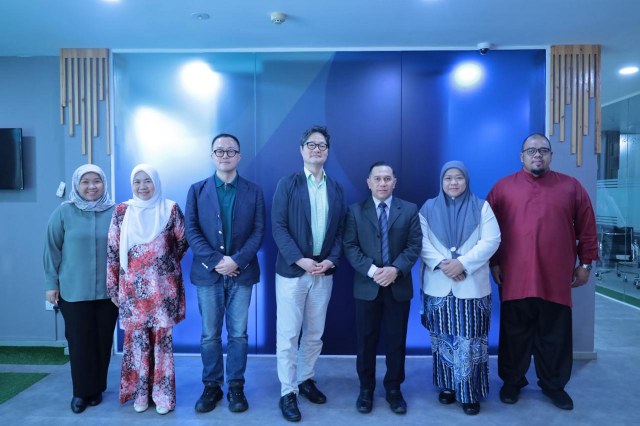 부산영상위원회 강성규 운영위원장(왼쪽에서 네 번째)이 브루나이 정보통신기술산업청 미팅 후 기념촬영을 하고 있다